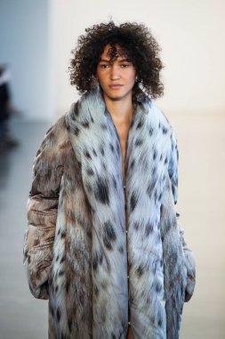 New York, Ny - 12 Şubat: Manken New York moda haftası sırasında Bevza için pist yürür: gösterir Galerisi II 12 Şubat 2018 NYC üzerinde bahar Studios.