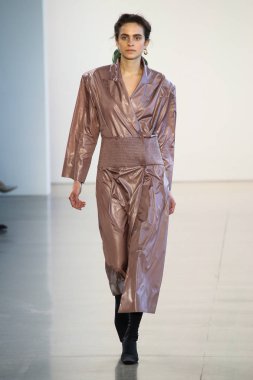 New York, Ny - 12 Şubat: Manken New York moda haftası sırasında Bevza için pist yürür: gösterir Galerisi II 12 Şubat 2018 NYC üzerinde bahar Studios.