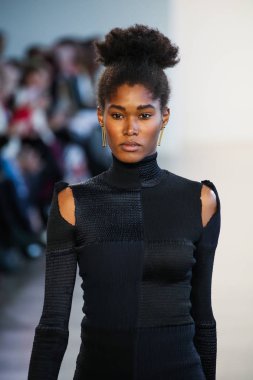 New York, Ny - 12 Şubat: Manken New York moda haftası sırasında Bevza için pist yürür: gösterir Galerisi II 12 Şubat 2018 NYC üzerinde bahar Studios.