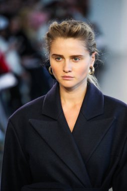 New York, Ny - 12 Şubat: Manken New York moda haftası sırasında Bevza için pist yürür: gösterir Galerisi II 12 Şubat 2018 NYC üzerinde bahar Studios.