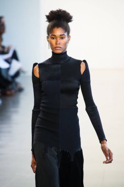 New York, Ny - 12 Şubat: Manken New York moda haftası sırasında Bevza için pist yürür: gösterir Galerisi II 12 Şubat 2018 NYC üzerinde bahar Studios.