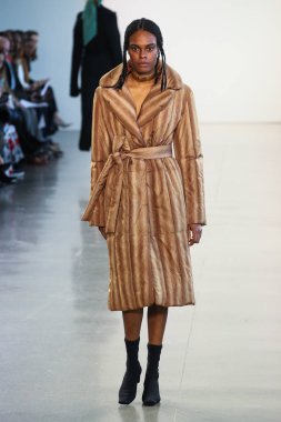 New York, Ny - 12 Şubat: Manken New York moda haftası sırasında Bevza için pist yürür: gösterir Galerisi II 12 Şubat 2018 NYC üzerinde bahar Studios.