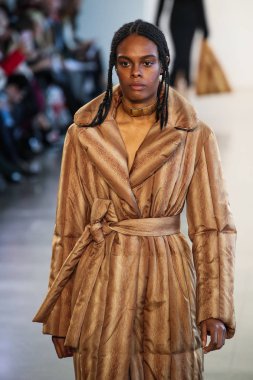 New York, Ny - 12 Şubat: Manken New York moda haftası sırasında Bevza için pist yürür: gösterir Galerisi II 12 Şubat 2018 NYC üzerinde bahar Studios.