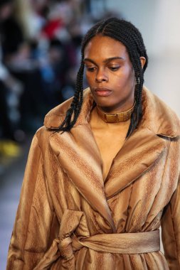 New York, Ny - 12 Şubat: Manken New York moda haftası sırasında Bevza için pist yürür: gösterir Galerisi II 12 Şubat 2018 NYC üzerinde bahar Studios.