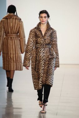 New York, Ny - 12 Şubat: Manken New York moda haftası sırasında Bevza için pist yürür: gösterir Galerisi II 12 Şubat 2018 NYC üzerinde bahar Studios.