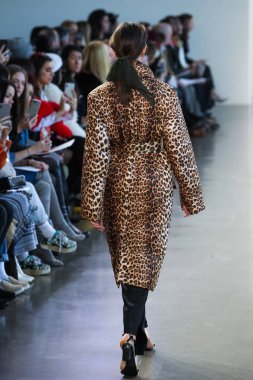 New York, Ny - 12 Şubat: Manken New York moda haftası sırasında Bevza için pist yürür: gösterir Galerisi II 12 Şubat 2018 NYC üzerinde bahar Studios.