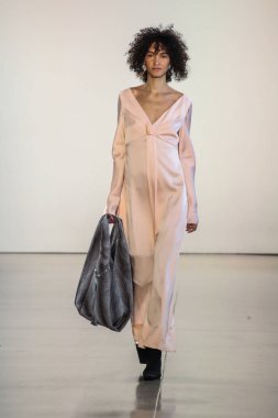 New York, Ny - 12 Şubat: Manken New York moda haftası sırasında Bevza için pist yürür: gösterir Galerisi II 12 Şubat 2018 NYC üzerinde bahar Studios.