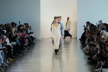 New York, Ny - 12 Şubat: Yürüyerek modelleri Bevza New York moda haftası sırasında için pist: gösterir Galerisi II 12 Şubat 2018 NYC üzerinde bahar Studios.