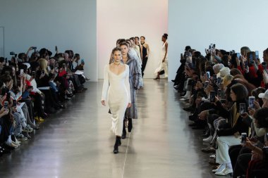 New York, Ny - 12 Şubat: Yürüyerek modelleri Bevza New York moda haftası sırasında için pist: gösterir Galerisi II 12 Şubat 2018 NYC üzerinde bahar Studios.