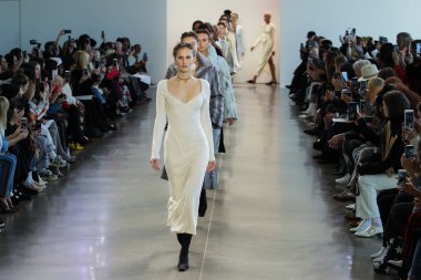 New York, Ny - 12 Şubat: Yürüyerek modelleri Bevza New York moda haftası sırasında için pist: gösterir Galerisi II 12 Şubat 2018 NYC üzerinde bahar Studios.