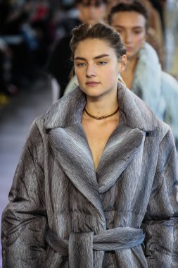 New York, Ny - 12 Şubat: Manken New York moda haftası sırasında Bevza için pist yürür: gösterir Galerisi II 12 Şubat 2018 NYC üzerinde bahar Studios.