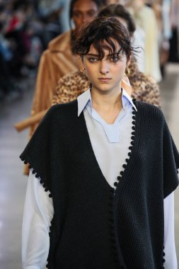 New York, Ny - 12 Şubat: Manken New York moda haftası sırasında Bevza için pist yürür: gösterir Galerisi II 12 Şubat 2018 NYC üzerinde bahar Studios.