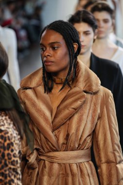 New York, Ny - 12 Şubat: Manken New York moda haftası sırasında Bevza için pist yürür: gösterir Galerisi II 12 Şubat 2018 NYC üzerinde bahar Studios.
