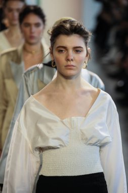 New York, Ny - 12 Şubat: Manken New York moda haftası sırasında Bevza için pist yürür: gösterir Galerisi II 12 Şubat 2018 NYC üzerinde bahar Studios.