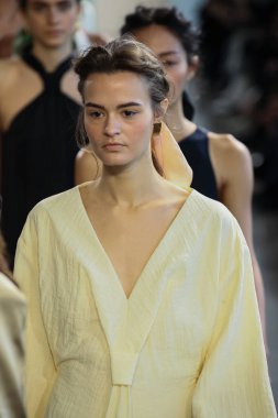 New York, Ny - 12 Şubat: Manken New York moda haftası sırasında Bevza için pist yürür: gösterir Galerisi II 12 Şubat 2018 NYC üzerinde bahar Studios.