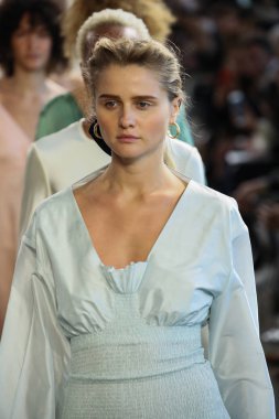 New York, Ny - 12 Şubat: Manken New York moda haftası sırasında Bevza için pist yürür: gösterir Galerisi II 12 Şubat 2018 NYC üzerinde bahar Studios.