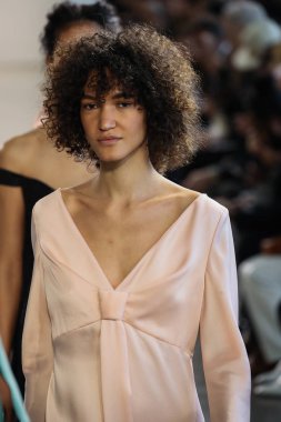 New York, Ny - 12 Şubat: Manken New York moda haftası sırasında Bevza için pist yürür: gösterir Galerisi II 12 Şubat 2018 NYC üzerinde bahar Studios.