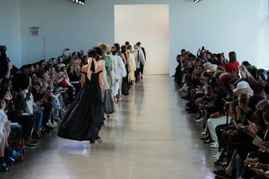 New York, Ny - 12 Şubat: Yürüyerek modelleri Bevza New York moda haftası sırasında için pist: gösterir Galerisi II 12 Şubat 2018 NYC üzerinde bahar Studios.