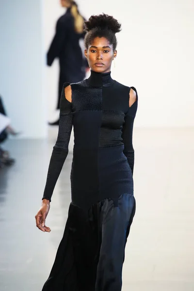 ニューヨーク ニューヨーク モデルは Bevza のニューヨーク ファッション ウィーク中に滑走路を歩く 2018 日ニューヨークでの春スタジオ ギャラリー — ストック写真