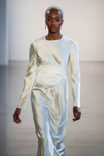 纽约州 2月12日 一个模型走跑道为 Bevza 在纽约时装周 在画廊 在春天演播室在纽约的节目在2018年2月12日 — 图库照片