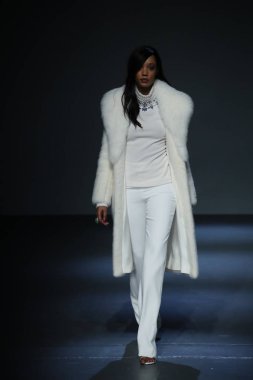 New York, Ny - Şubat 08: Pamella Roland piste Şubat 2018 New York moda haftası Pier 59 8 Şubat 2018 tarihinde New York City, A model yürür.