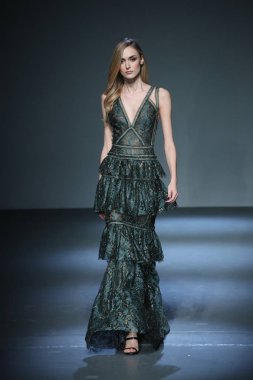 New York, Ny - Şubat 08: Pamella Roland piste Şubat 2018 New York moda haftası Pier 59 8 Şubat 2018 tarihinde New York City, A model yürür.