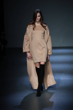 New York, Ny - Şubat 08: Pamella Roland piste Şubat 2018 New York moda haftası Pier 59 8 Şubat 2018 tarihinde New York City, A model yürür.