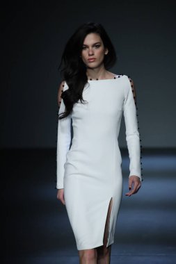 New York, Ny - Şubat 08: Pamella Roland piste Şubat 2018 New York moda haftası Pier 59 8 Şubat 2018 tarihinde New York City, A model yürür.