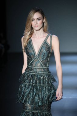 New York, Ny - Şubat 08: Pamella Roland piste Şubat 2018 New York moda haftası Pier 59 8 Şubat 2018 tarihinde New York City, A model yürür.