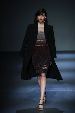 New York, Ny - Şubat 08: Pamella Roland piste Şubat 2018 New York moda haftası Pier 59 8 Şubat 2018 tarihinde New York City, A model yürür.
