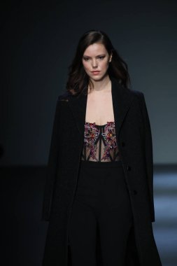 New York, Ny - Şubat 08: Pamella Roland piste Şubat 2018 New York moda haftası Pier 59 8 Şubat 2018 tarihinde New York City, A model yürür.