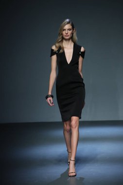 New York, Ny - Şubat 08: Pamella Roland piste Şubat 2018 New York moda haftası Pier 59 8 Şubat 2018 tarihinde New York City, A model yürür.