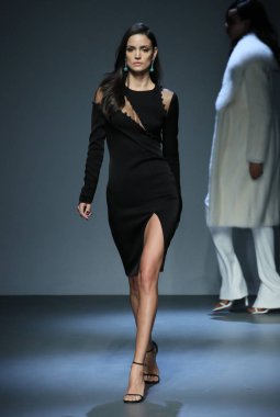 New York, Ny - Şubat 08: Pamella Roland piste Şubat 2018 New York moda haftası Pier 59 8 Şubat 2018 tarihinde New York City, A model yürür.