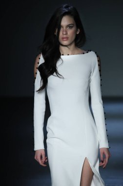 New York, Ny - Şubat 08: Pamella Roland piste Şubat 2018 New York moda haftası Pier 59 8 Şubat 2018 tarihinde New York City, A model yürür.