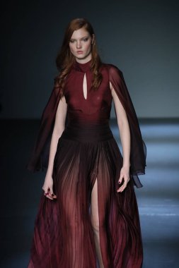New York, Ny - Şubat 08: Pamella Roland piste Şubat 2018 New York moda haftası Pier 59 8 Şubat 2018 tarihinde New York City, A model yürür.