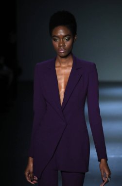 New York, Ny - Şubat 08: Pamella Roland piste Şubat 2018 New York moda haftası Pier 59 8 Şubat 2018 tarihinde New York City, A model yürür.