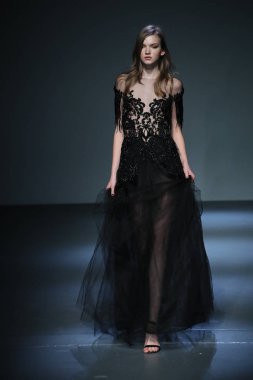 New York, Ny - Şubat 08: Pamella Roland piste Şubat 2018 New York moda haftası Pier 59 8 Şubat 2018 tarihinde New York City, A model yürür.