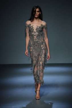 New York, Ny - Şubat 08: Pamella Roland piste Şubat 2018 New York moda haftası Pier 59 8 Şubat 2018 tarihinde New York City, A model yürür.