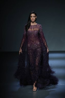 New York, Ny - Şubat 08: Pamella Roland piste Şubat 2018 New York moda haftası Pier 59 8 Şubat 2018 tarihinde New York City, A model yürür.
