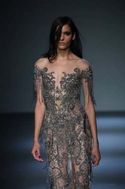 New York, Ny - Şubat 08: Pamella Roland piste Şubat 2018 New York moda haftası Pier 59 8 Şubat 2018 tarihinde New York City, A model yürür.