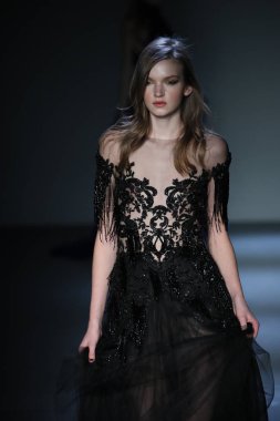 New York, Ny - Şubat 08: Pamella Roland piste Şubat 2018 New York moda haftası Pier 59 8 Şubat 2018 tarihinde New York City, A model yürür.