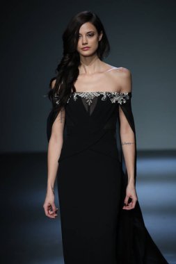 New York, Ny - Şubat 08: Pamella Roland piste Şubat 2018 New York moda haftası Pier 59 8 Şubat 2018 tarihinde New York City, A model yürür.