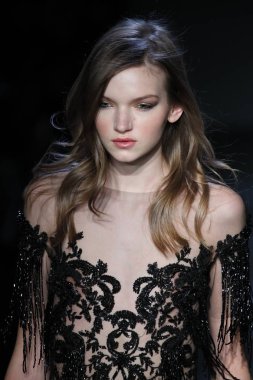 New York, Ny - Şubat 08: Pamella Roland piste Şubat 2018 New York moda haftası Pier 59 8 Şubat 2018 tarihinde New York City, A model yürür.