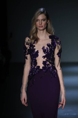 New York, Ny - Şubat 08: Pamella Roland piste Şubat 2018 New York moda haftası Pier 59 8 Şubat 2018 tarihinde New York City, A model yürür.