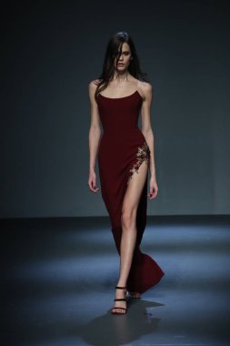 New York, Ny - Şubat 08: Pamella Roland piste Şubat 2018 New York moda haftası Pier 59 8 Şubat 2018 tarihinde New York City, A model yürür.