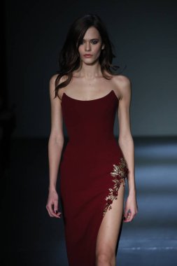 New York, Ny - Şubat 08: Pamella Roland piste Şubat 2018 New York moda haftası Pier 59 8 Şubat 2018 tarihinde New York City, A model yürür.