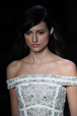 New York, Ny - Şubat 08: Pamella Roland piste Şubat 2018 New York moda haftası Pier 59 8 Şubat 2018 tarihinde New York City, A model yürür.