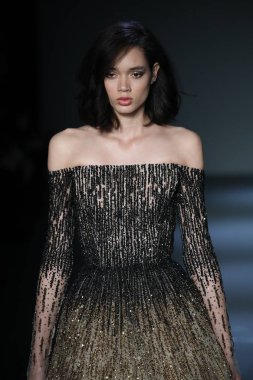 New York, Ny - Şubat 08: Pamella Roland piste Şubat 2018 New York moda haftası Pier 59 8 Şubat 2018 tarihinde New York City, A model yürür.