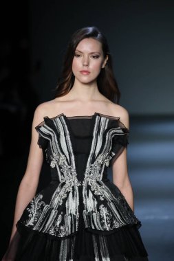 New York, Ny - Şubat 08: Pamella Roland piste Şubat 2018 New York moda haftası Pier 59 8 Şubat 2018 tarihinde New York City, A model yürür.