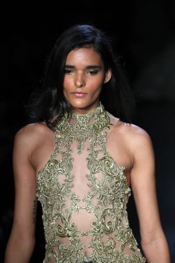 New York, Ny - Şubat 08: Pamella Roland piste Şubat 2018 New York moda haftası Pier 59 8 Şubat 2018 tarihinde New York City, A model yürür.